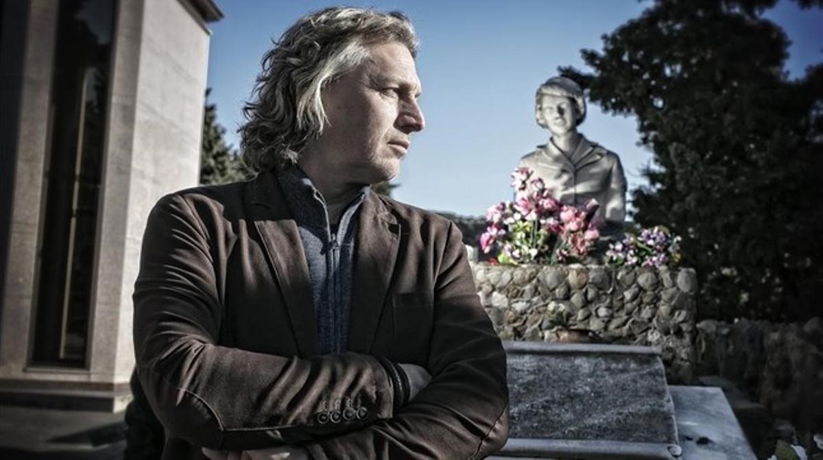 Edwin Winkels, ante la tumba de la azafata Maribel Sastre, en el cementerio de Montjuïc.