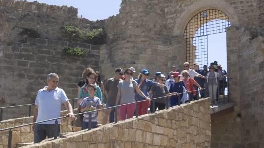 Turistas durante una visita al castillo de Montesa, en una imagen de archivo.