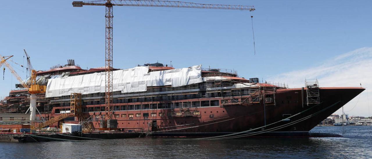 El crucero &quot;Evrima&quot;, en plena construcción en el astillero vigués Barreras. // R. Grobas