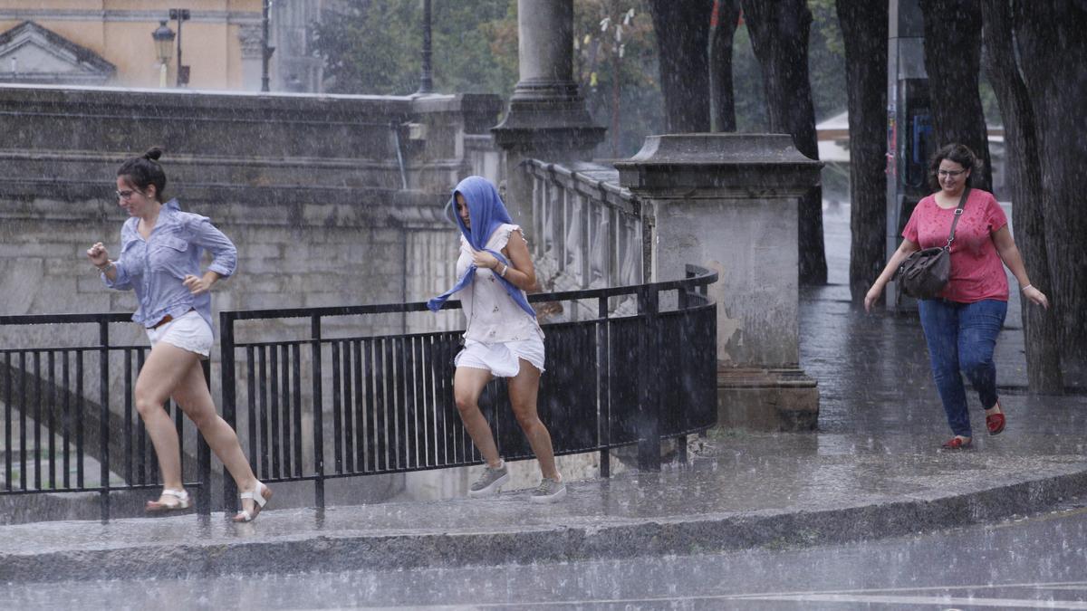 Gent sorpresa per un temporal de pluges a Girona