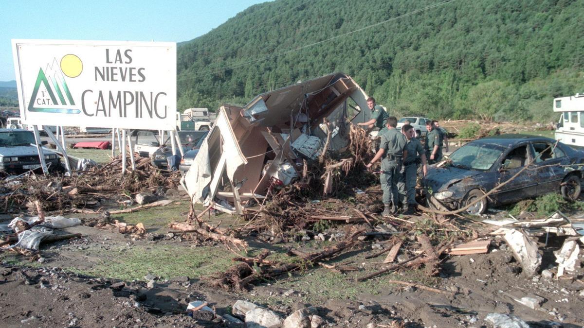 Aspecto que presentaba el camping Las Nieves en Biescas, al día siguiente de la riada que inundó y arrasó la zona.