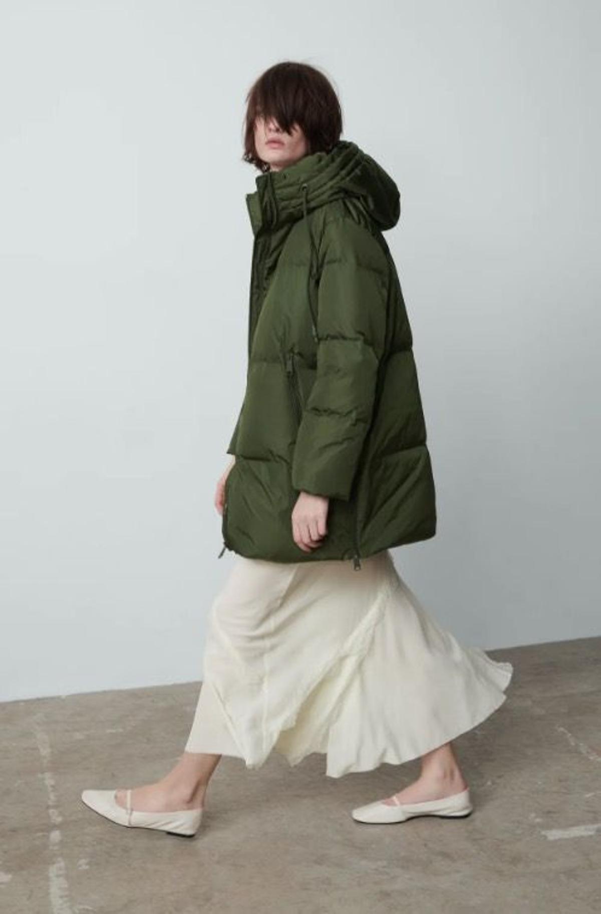 Abrigo de plumas verde oversize, de Zara