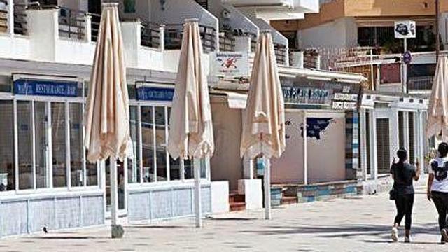 Algunas terrazas se preparan para abrir, a medio gas, en el paseo de ses Figueretes.