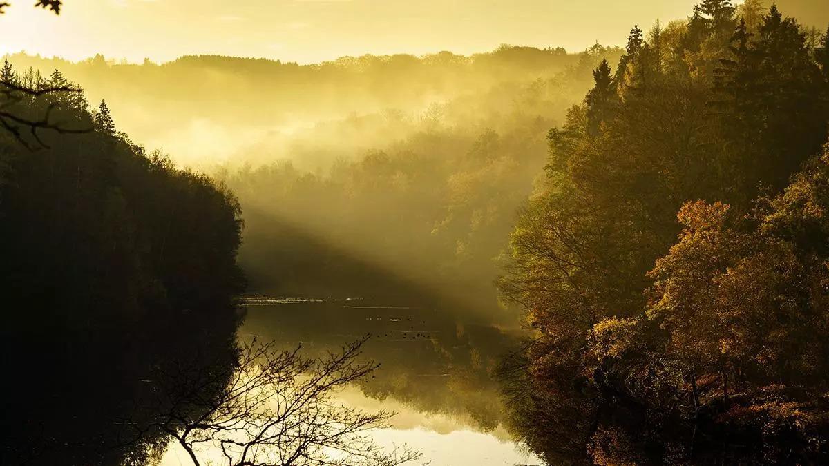 Amanecer en el lago de Nisramont, uno de los rincones más serenos del Parque Natural de las Dos Ourthes