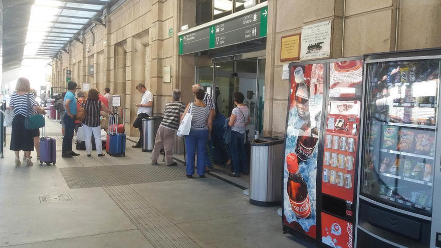 Pasajeros en la estación de tren de Ourense. // I. O.