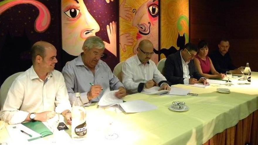 Óscar Pérez, Marcelino Méndez-Trelles, Jesús Atencia y Antonio Moreno Ferrer, durante la firma del pacto.