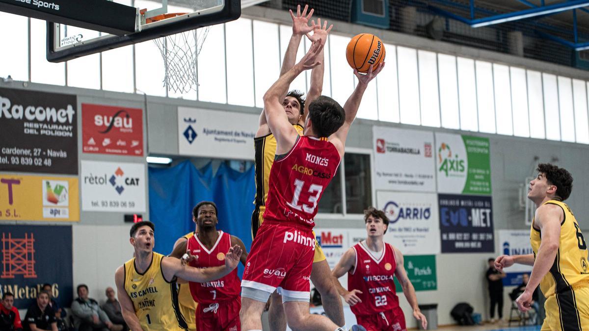 Un jugador de l’Es Castell dificulta el llançament a una mà de Pol Monés