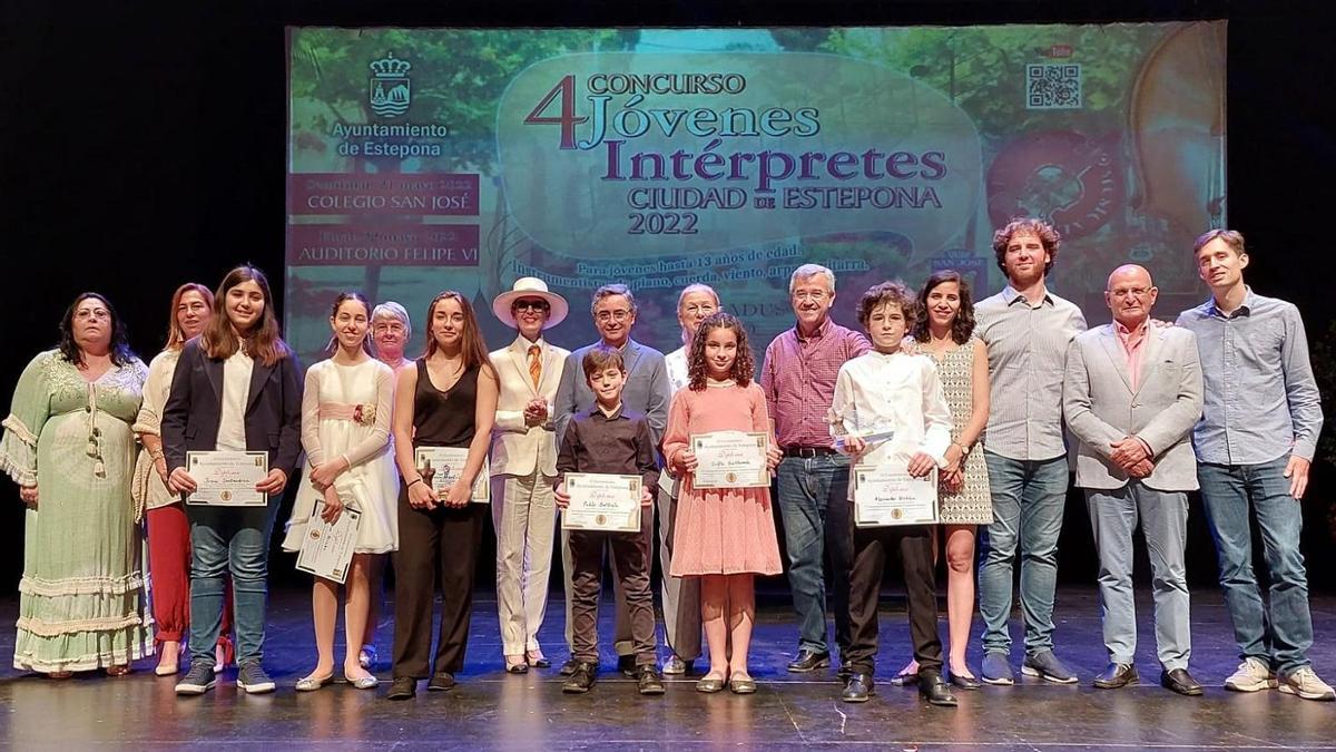 El alcalde de Estepona, José María García Urbano, con los ganadores.