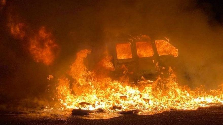 Un incendio calcina tres contenedores y dos vehículos en Lanzarote