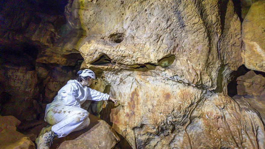 Un viaje al interior de la cueva de Maltravieso de Cáceres, ¿te apuntas?