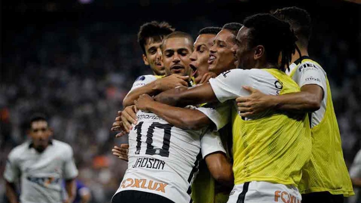 El Corinthians se mantiene líder en Brasil