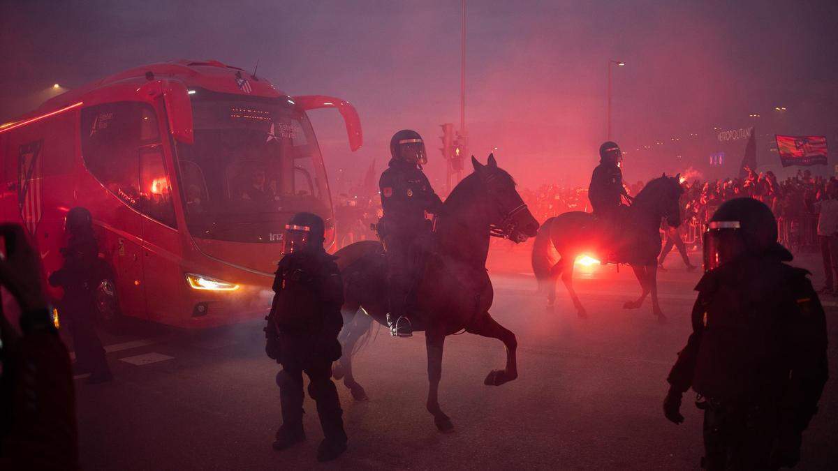 Agentes de seguridad en los aledaños del Metropolitano