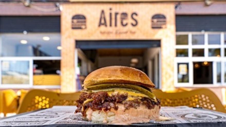 El nuevo local de Santa Pola ofrece una versión ligera donde podrás disfrutar de las ya clásicas burgers de Aires con vistas al mar y al puerto.