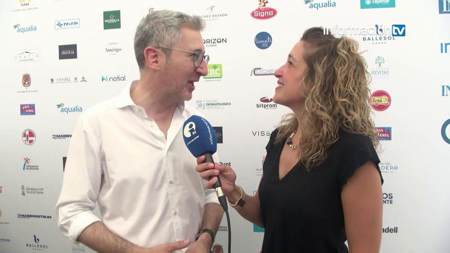 Arcadi España visita el Racó de Información TV en los Jardines de la Diputación