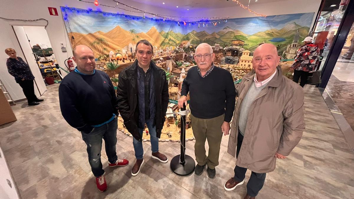 Por la izquierda, Ángel Martín, Iván Fernández, Manuel Rodríguez Nares y Jose Luis Montes, ante el belén.