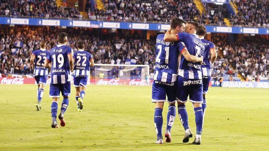 Luis Alberto y Lucas Pérez se abrazan para festejar el gol del coruñés en el partido frente al Atlético, el último disputado en Riazor.