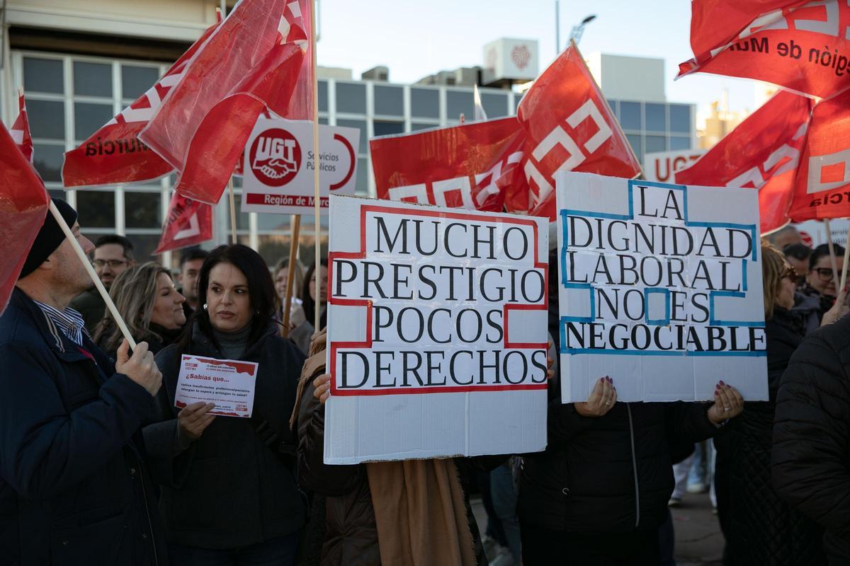 Protesta de trabajadores este jueves ante el Hospita Virgen de la Caridad de Cartagena.