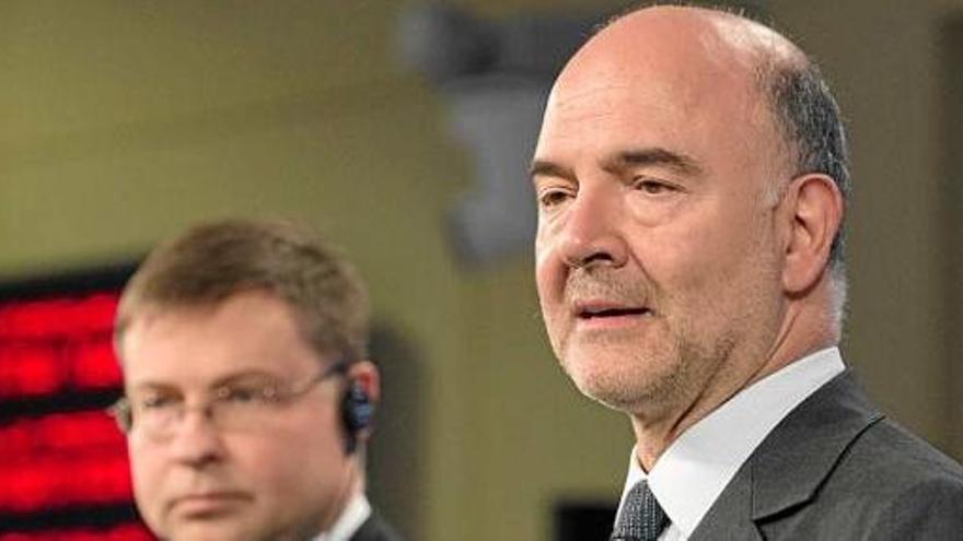 El vicepresident de la CE, Valdis Dombrovskis, i el comissari europeu d&#039;Afers Econòmics i Financers, Pierre Moscovici, ahir, a Brussel·les