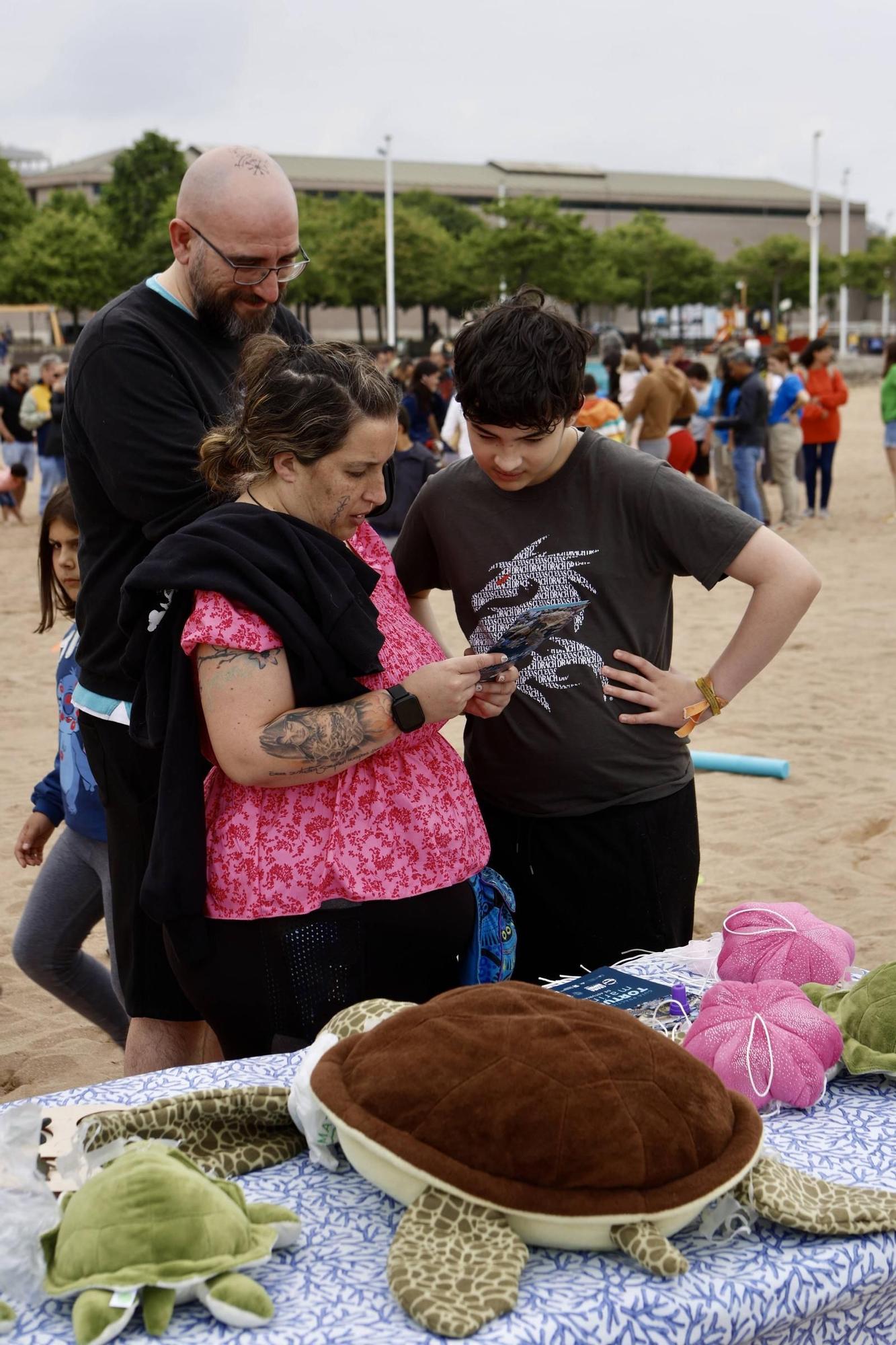Así fue la suelta de tiburones en Gijón por el Día de los Océanos (en imágenes)
