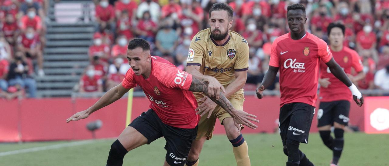 Franco Russo protege el balón en el partido ante el Levante.