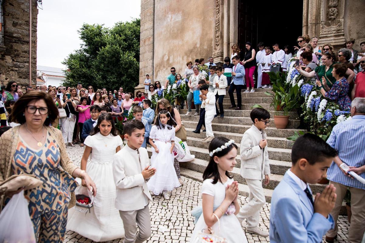 Los niños y niñas de Primera Comunión, en la procesión de Corpus Christi.