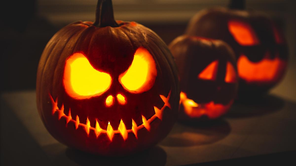 Decorar la casa con calabazas puede ser un buen plan para hacer con los niños en Halloween.