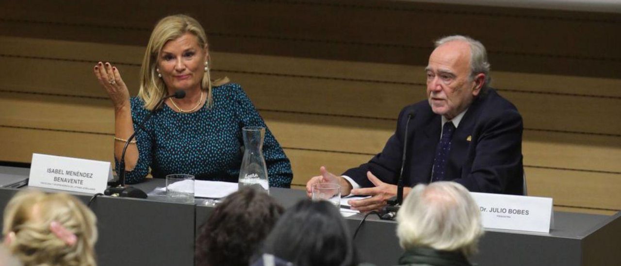 Julio Bobes, a la derecha, junto a Isabel Menéndez Benavente, ayer, en el salón de actos de la antigua Escuela de Comercio. | Juan Plaza