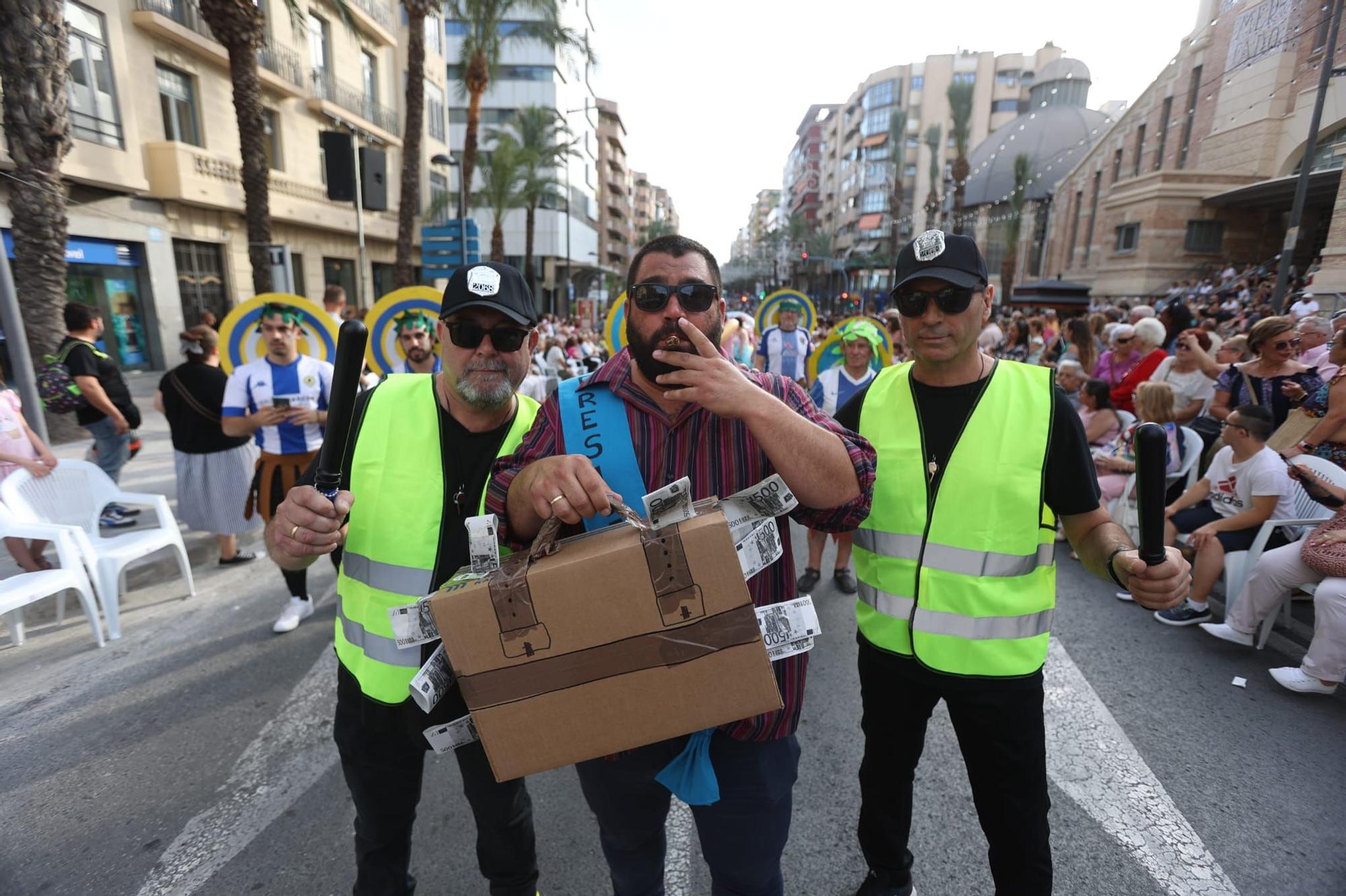 Las 89 hogueras y 20 barracas inundan las calles de Alicante con el tradicional desfile del Ninot