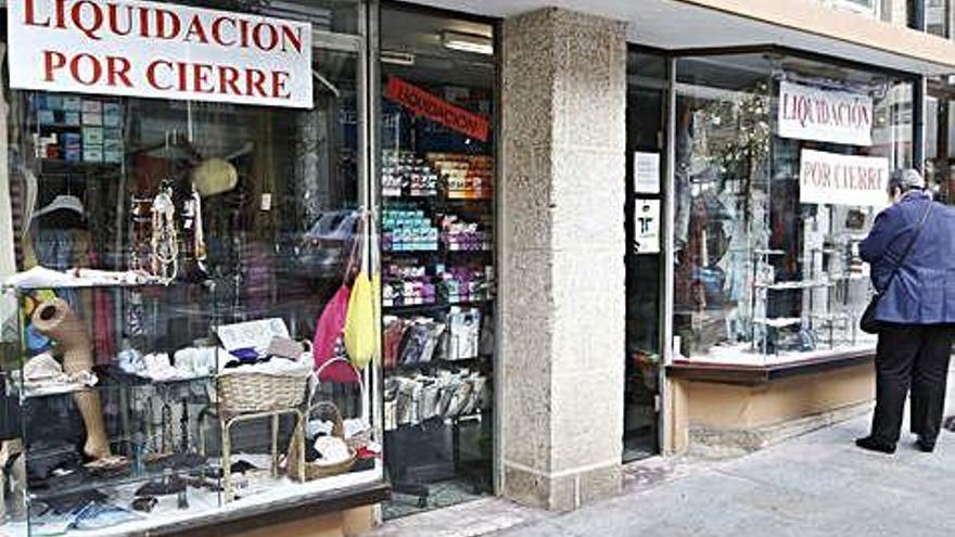 Un pequeño comercio con el cartel de &#039;Liquidación por cierre&#039;.