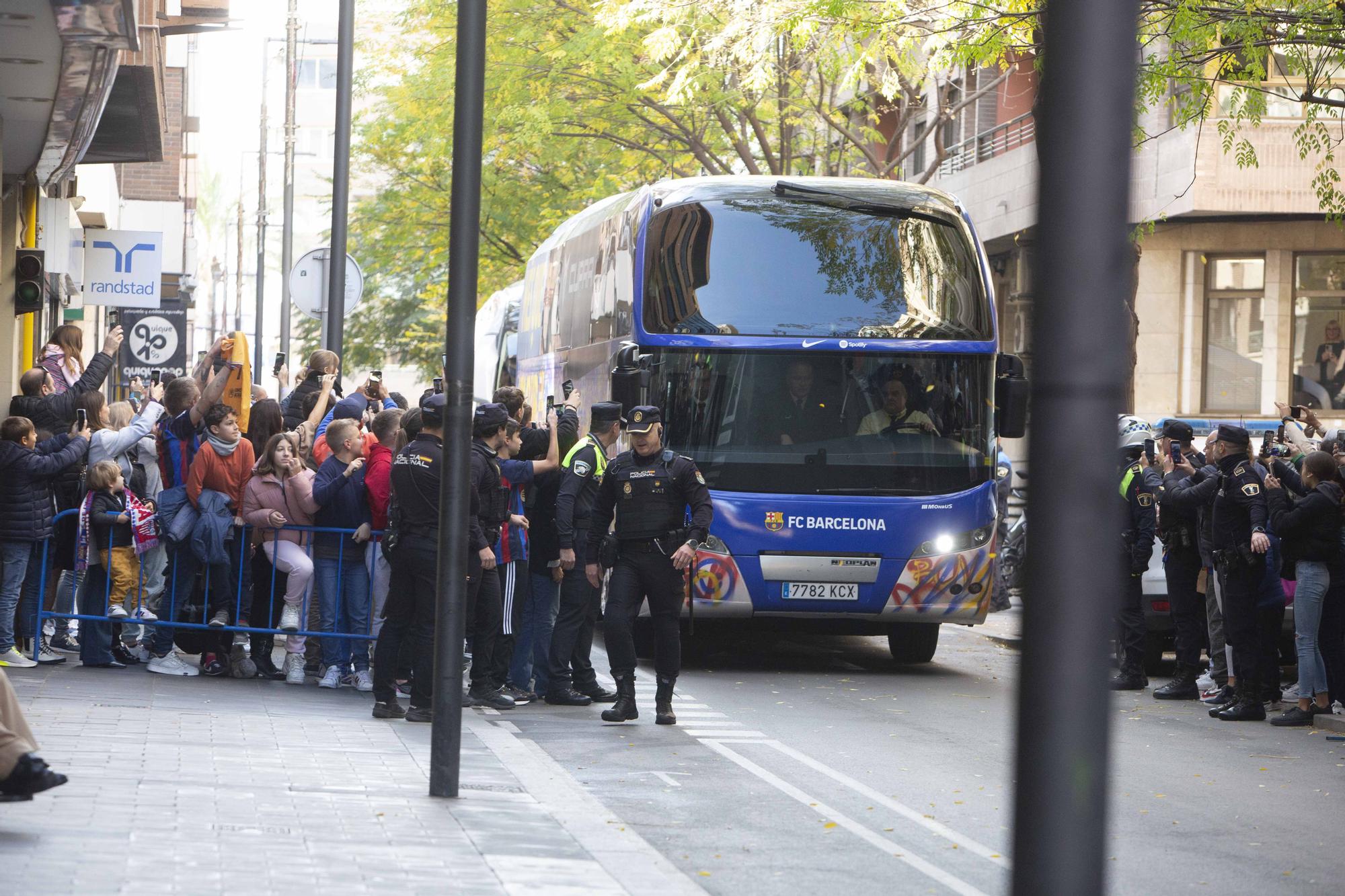 Gran expectación en Alicante por la llegada del Barça