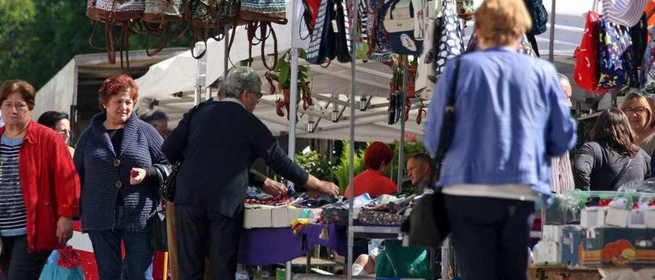 Arriba, la feria de A Estrada del pasado miércoles. A la derecha, la de Forcarei, el viernes. // Bernabé/Cris M.V./Luismy