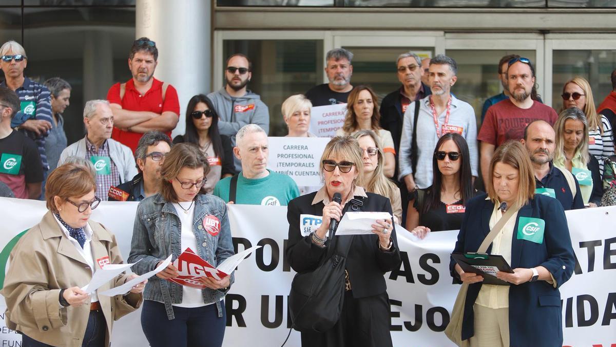 Los sindicatos CSIF, UGT, FTPS y CCOO han protestado este viernes a las puertas del Salud