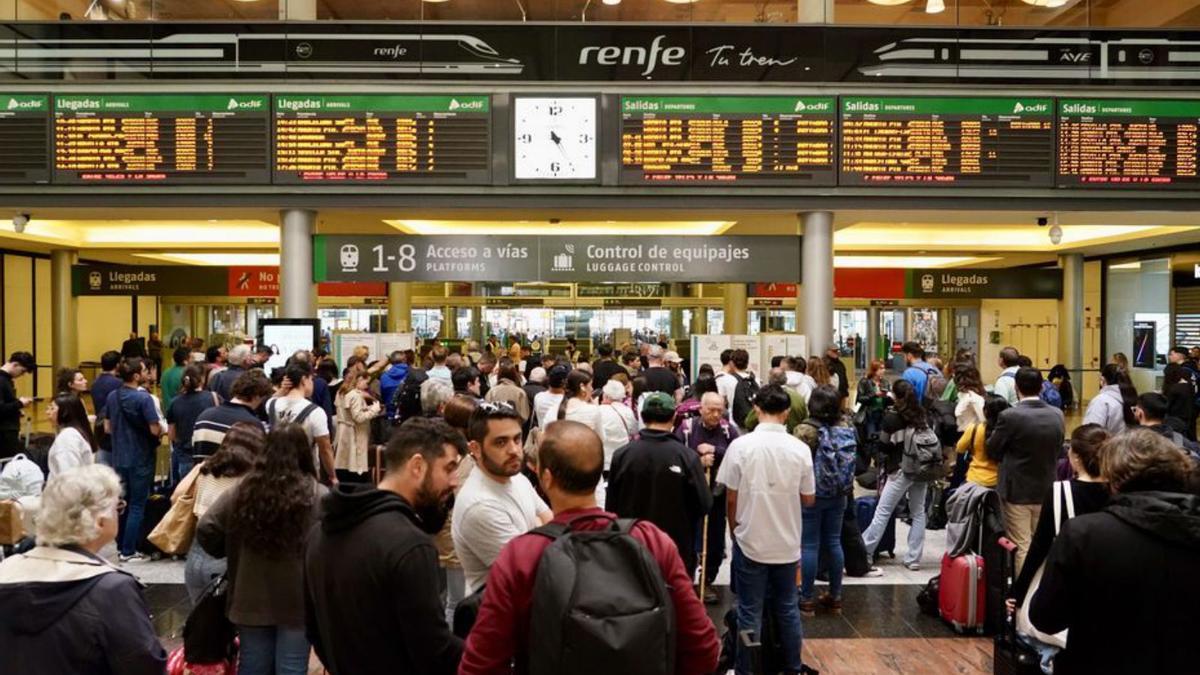 Viajeros atrapados en la estación de Málaga hace una semana.