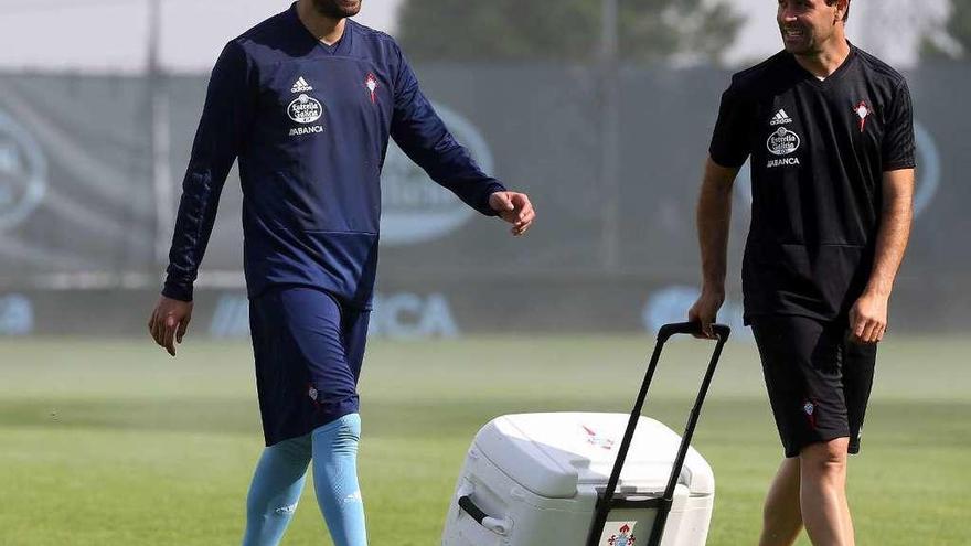 Néstor Araújo e Iván Comesaña, masajista del equipo, a la conclusión de un entrenamiento. // Marta G.Brea