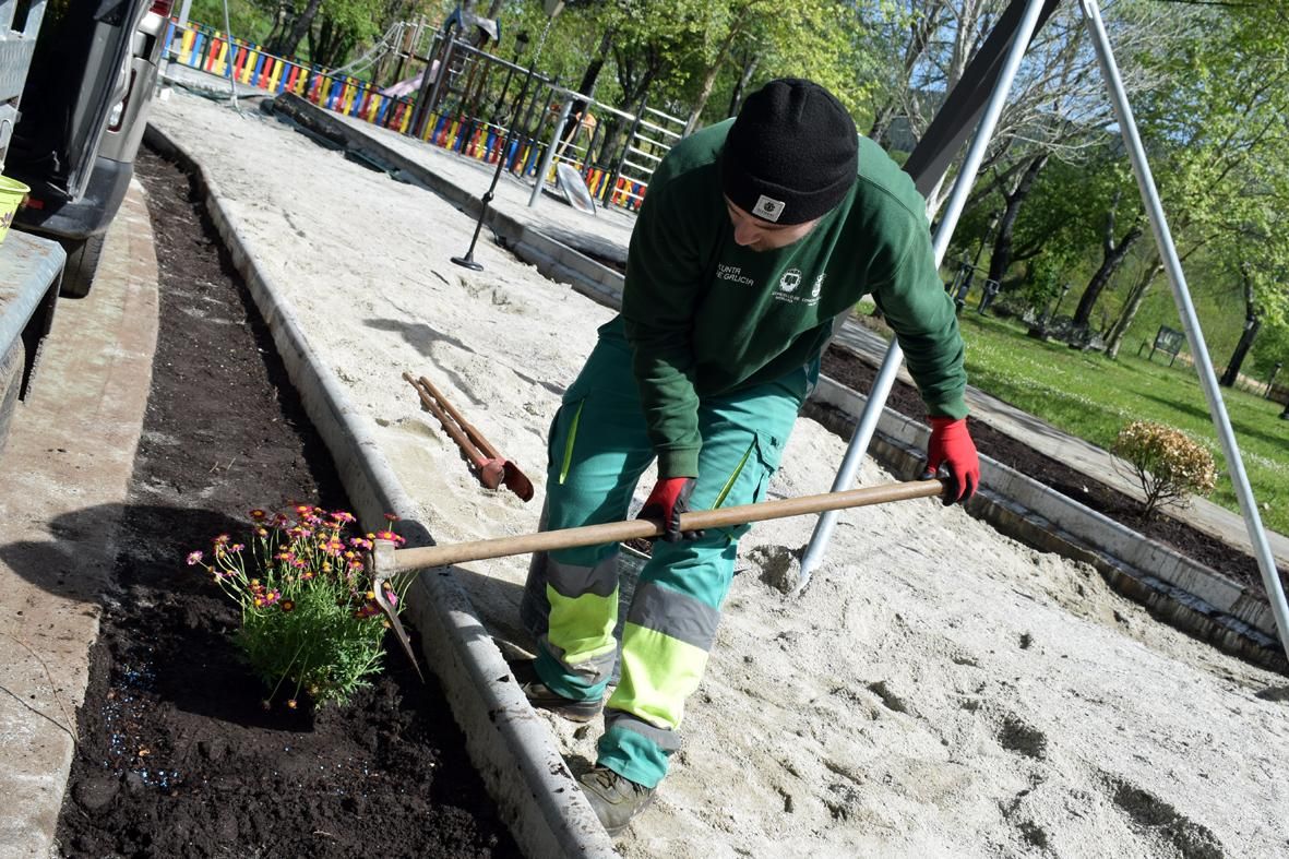 Alumnos del "Obradoiro de Emprego Xóvenes" durante la reforma y ajardinamiento del Parque Irmáns Dios Mosquera, en Valga.