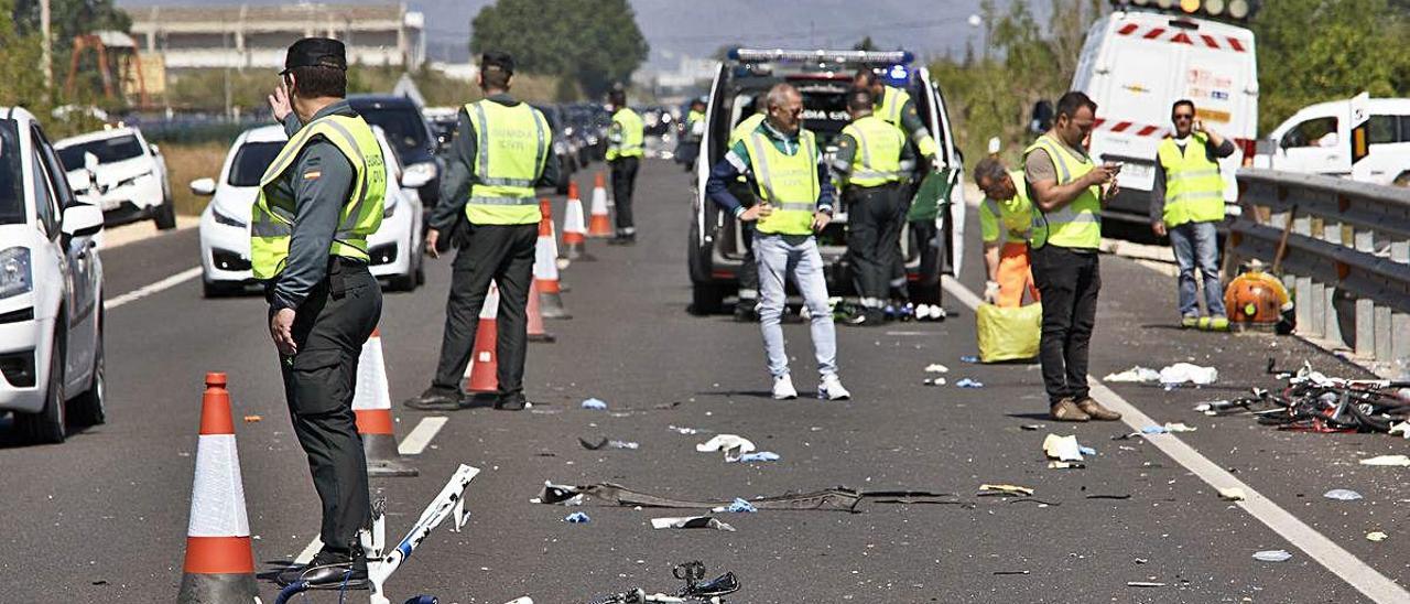 Los restos de las bicicletas de los ciclistas de Xàbia, desperdigados en el asfalto de la N-332 en Oliva.