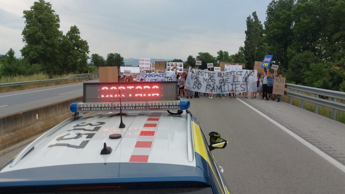 Los trabajadores de Pascual cortan la C-17 en Gurb  para protestar por la incertidumbre laboral