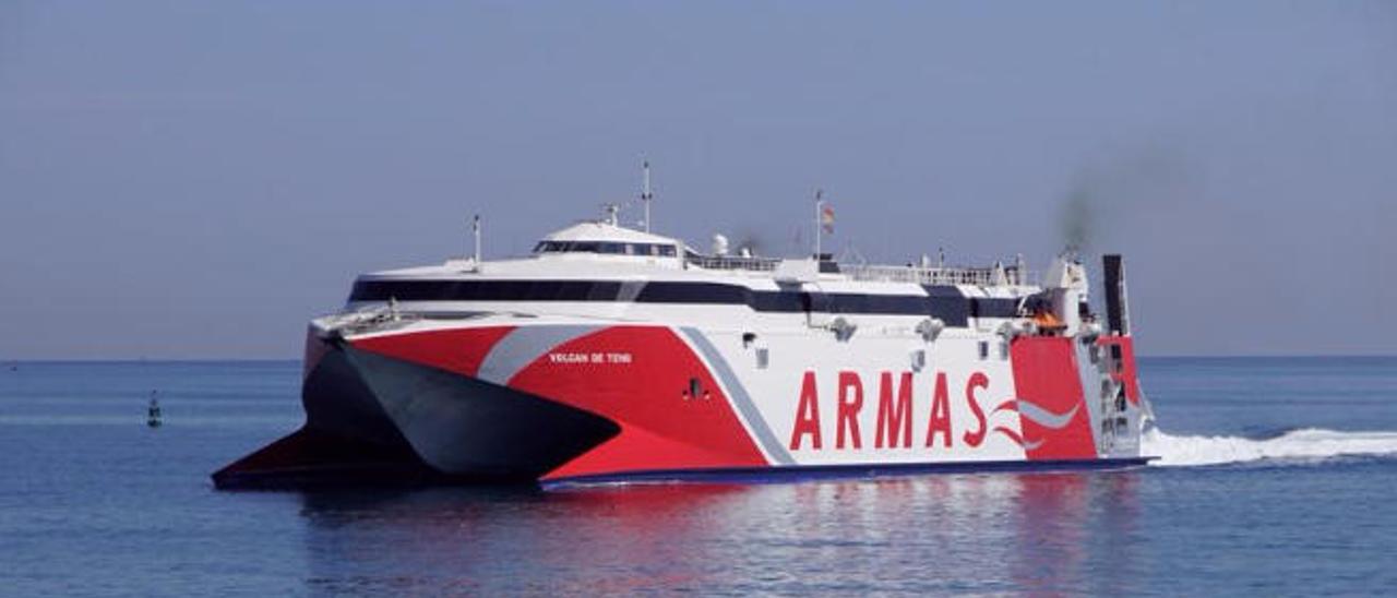 El &#039;Volcán de Teno&#039;, catamarán que Naviera Armas va a destinar a la nueva línea rápida entre las capitales canarias, en una imagen de archivo.