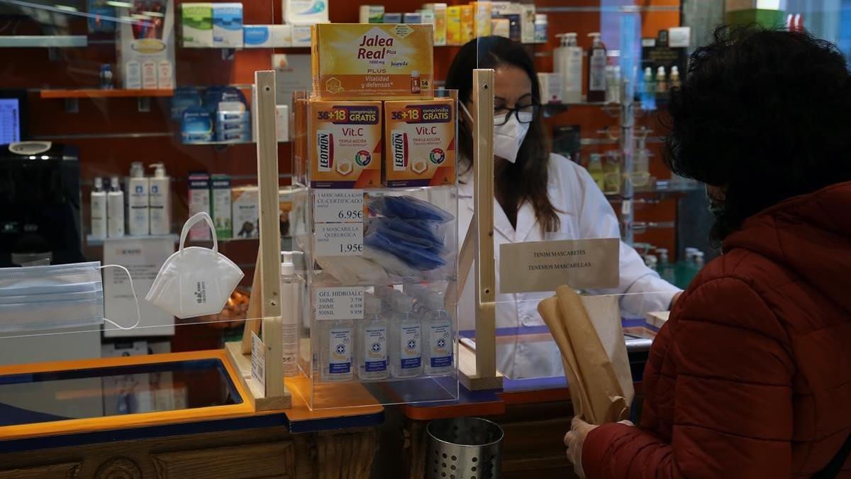 El 80% de farmacias catalanas ha orientado sobre covid pese al &quot;casi colapso&quot;