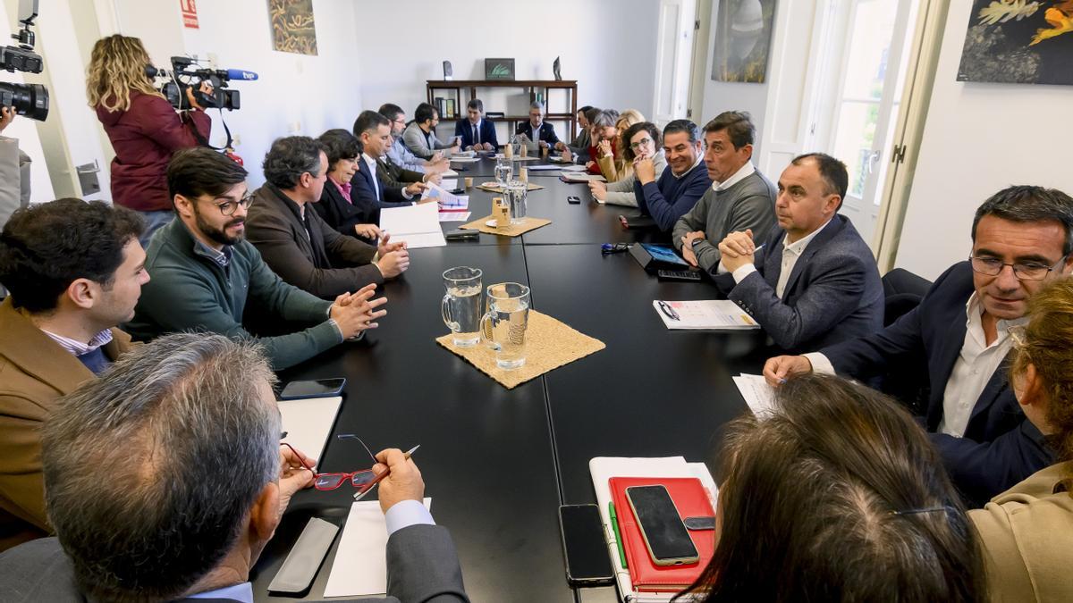 El secretario de Estado de Medio Ambiente, Hugo Morán, se reúne con los catorce municipios del entorno de Doñana