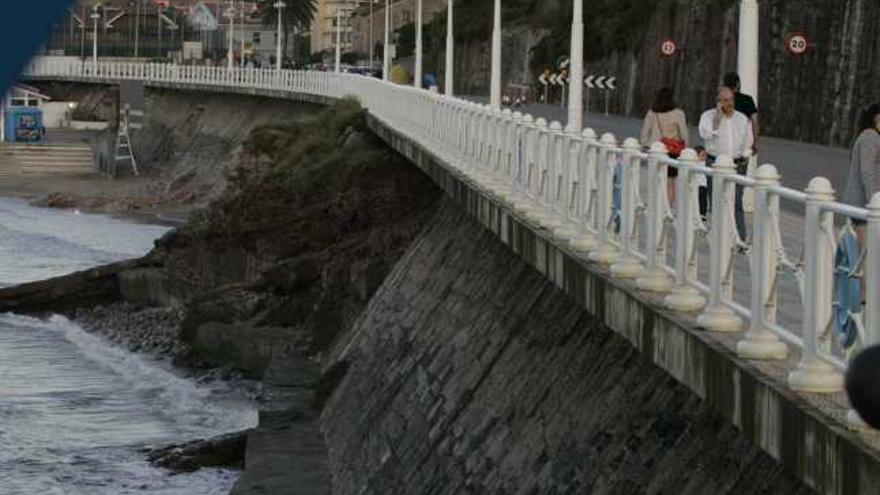 El paseo marítimo y las señales en la calzada en la avenida de Juan Sitges de Salinas.