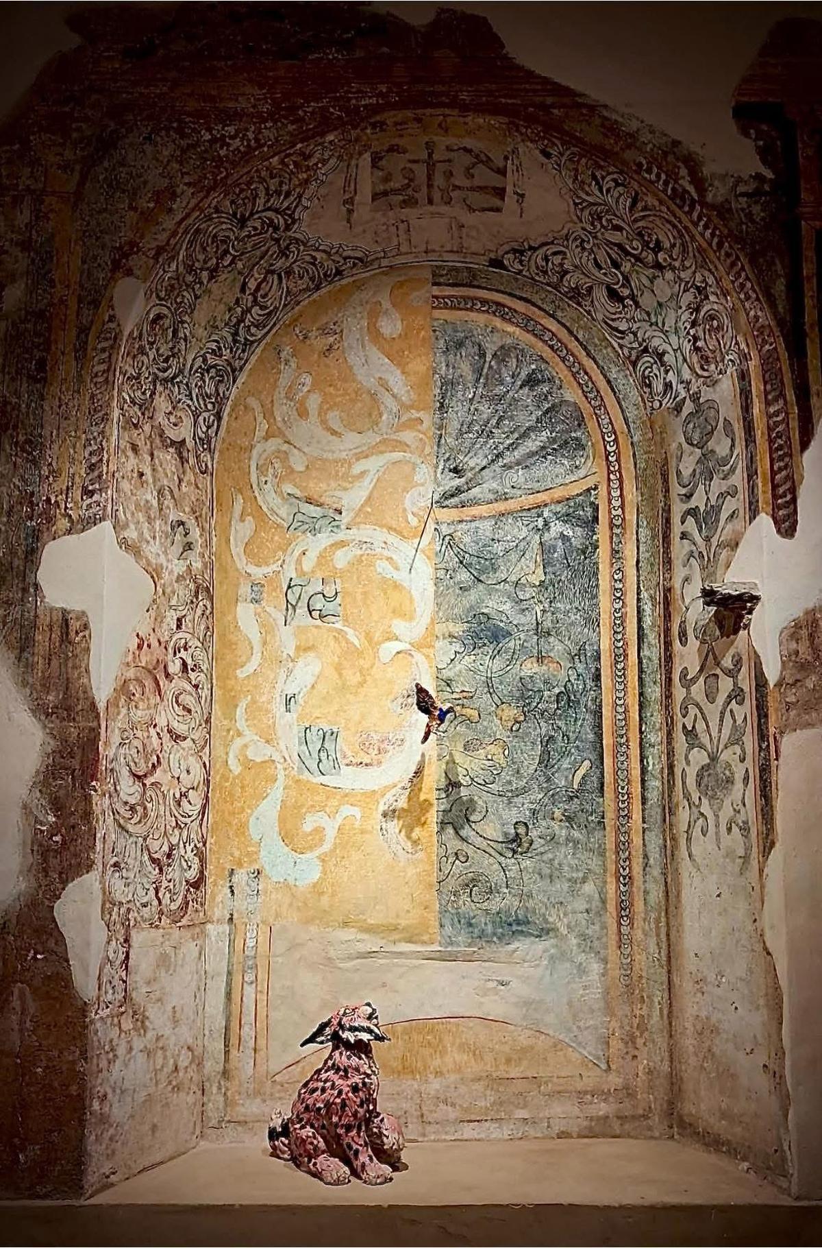 Las criaturas de cerámica, en el interior de la iglesia.