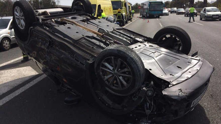 Un accidente frente al aeropuerto de Gran Canaria genera retenciones kilométricas