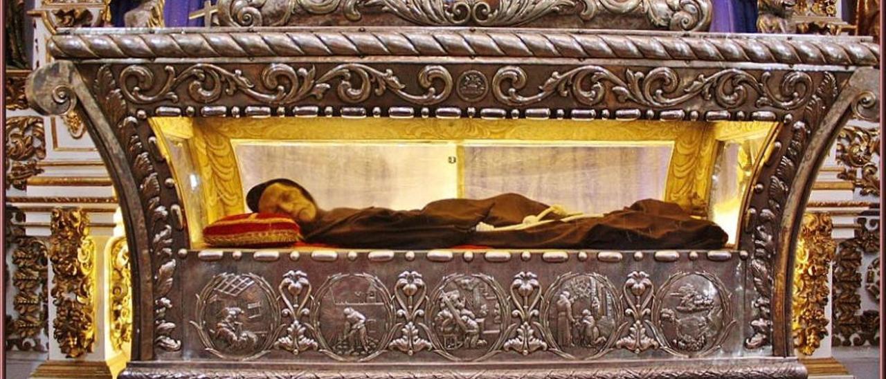 Su cuerpo se conserva incorrupto en Puebla | Sebastián de Aparicio fue beatificado por el Papa Pío VI el 17 de mayo de 1789; en el proceso fueron documentados 968 milagros atribuidos a su intercesión. Su cuerpo permanece expuesto incorrupto en una urna de cristal en el Templo de San Francisco en la ciudad de Puebla.