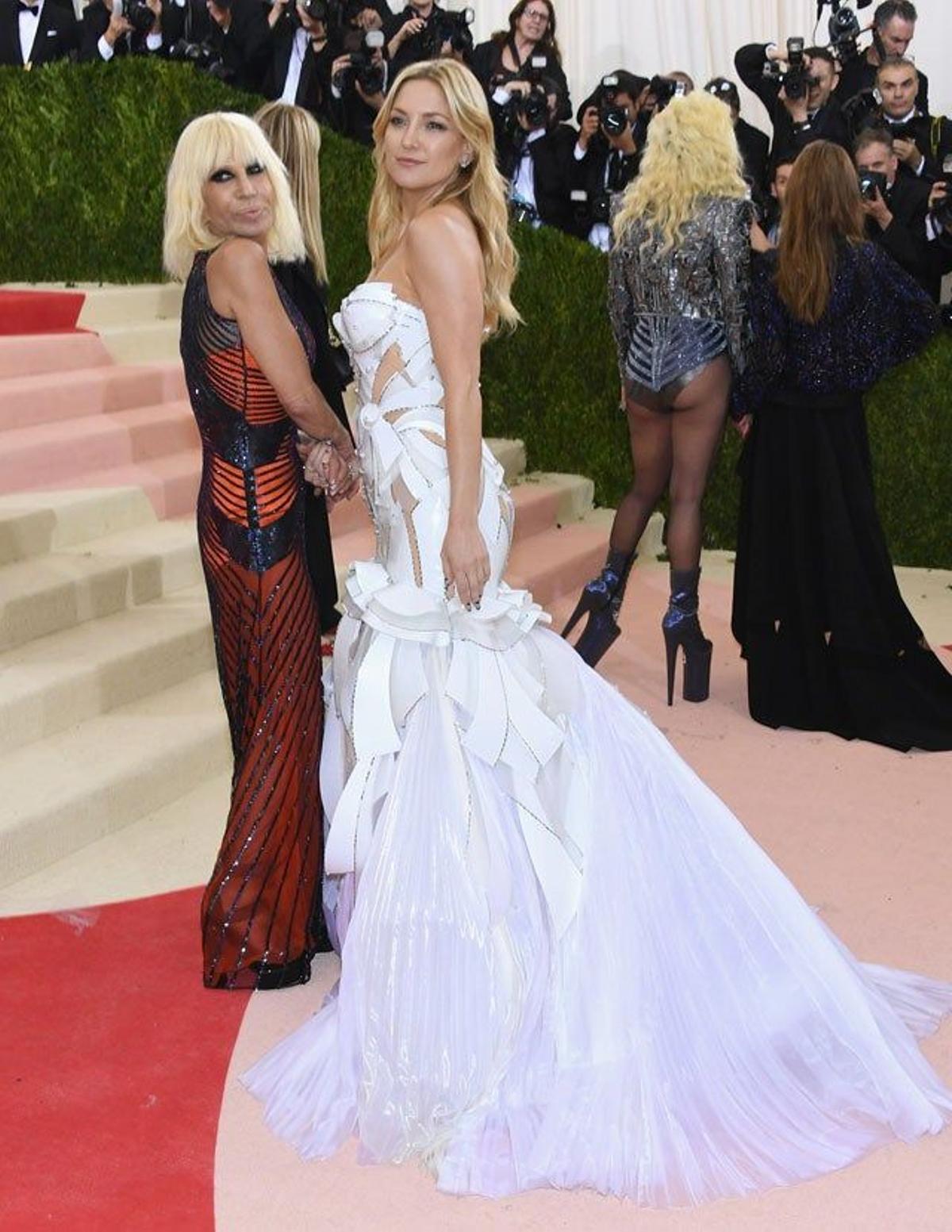 Donatella Versace y Kate Hudson, en la alfombra roja de la gala Met 2016.