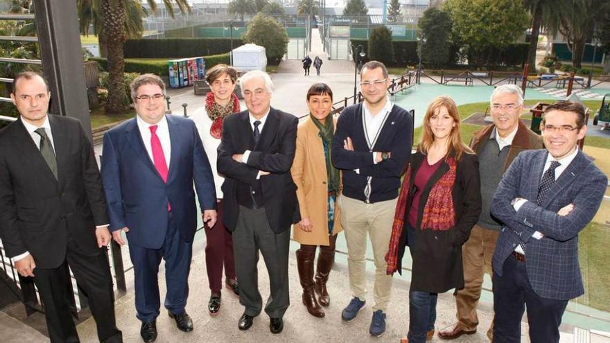 Por la izquierda, Santiago Martínez, Alejandro Ortiz, Olvido Ablanedo, Armando Menéndez, Amparo Abejón, Fernando Castaño, Begoña González, Gonzalo Cadrecha y Pablo Palomino, colaborador de la candidatura.