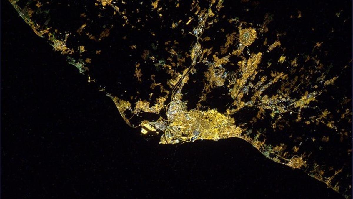 Barcelona, de noche, vista desde la estación internacional.