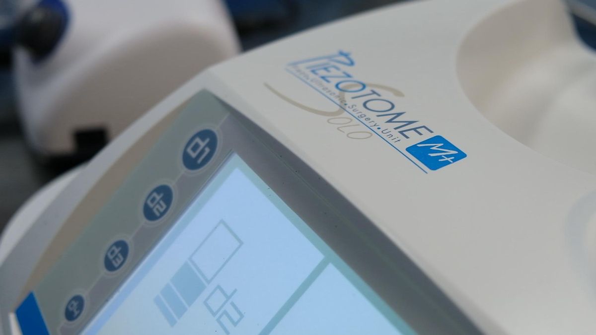 La técnica de la rinoplastia ultrasónica emplea un instrumento llamado Piezotome.