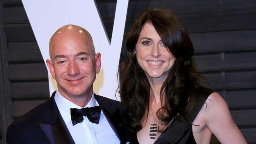 Jeff Bezos y MacKenzie, en una imagen de archivo.