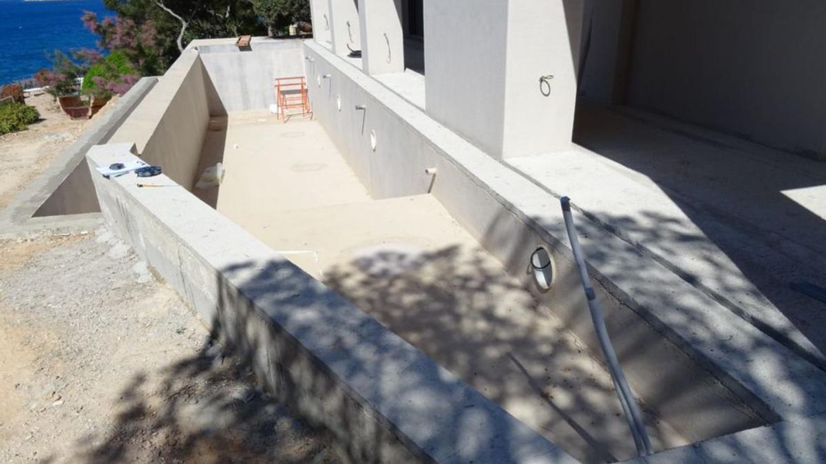 Obras de una piscina en el chalé de Porroig. | D. I.